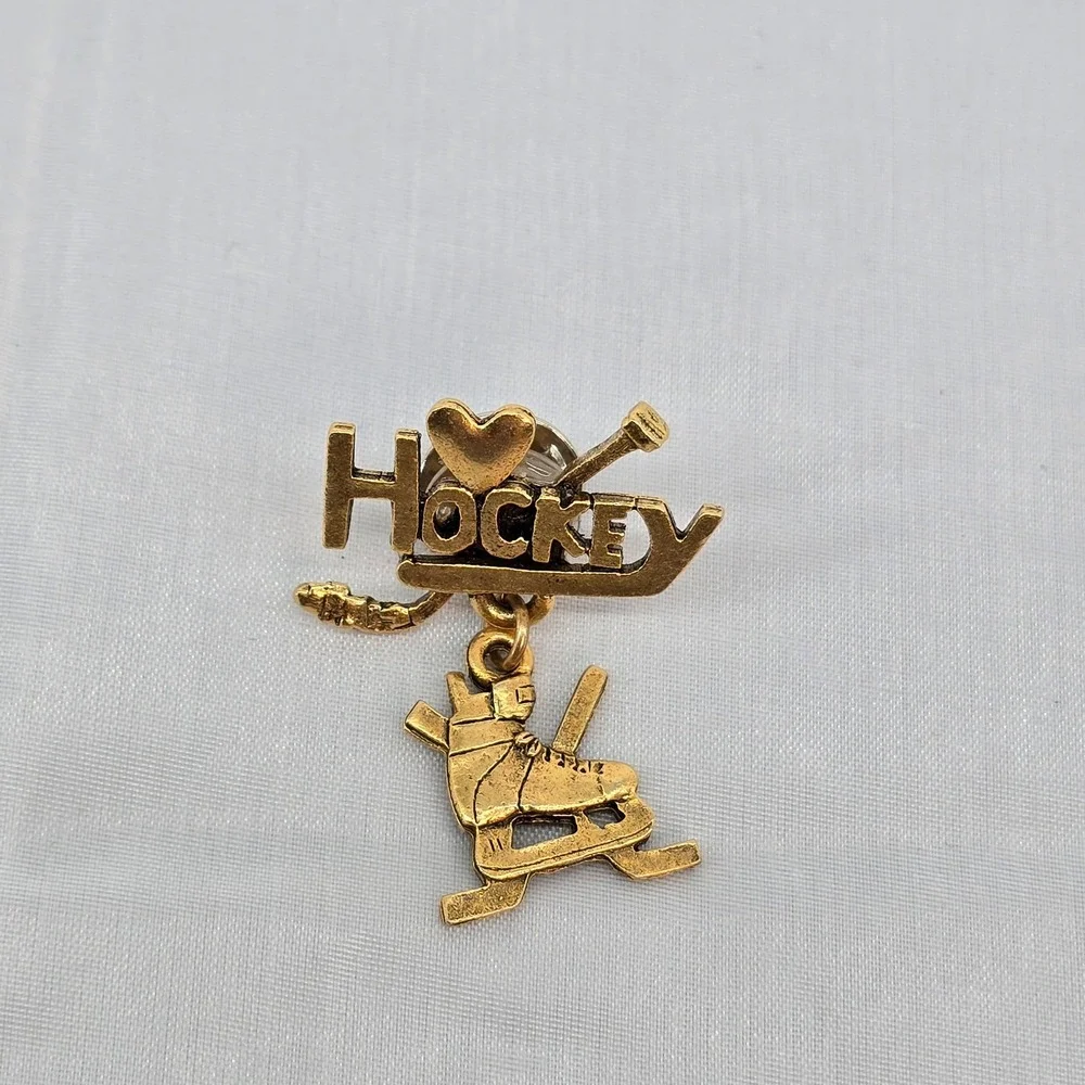 Vintage Gold Tone I Love Hockey Dangle Ice Skate Lapel Pin Sports Jewelry